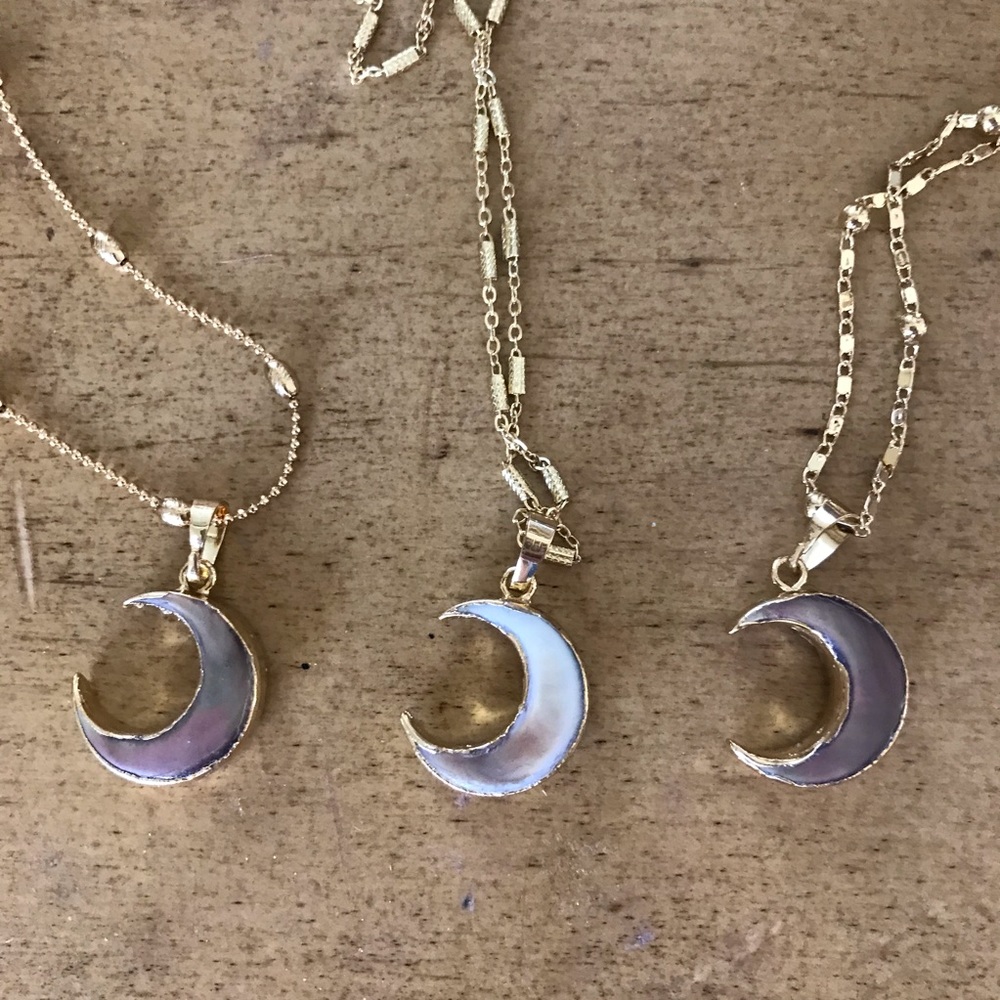 Beautiful Crescent Moon Shell Necklaces 18K Gold - Picture 2 of 2